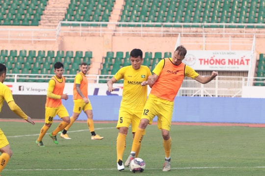 Đội trưởng SLNA háo hức đối đầu Lee Nguyễn