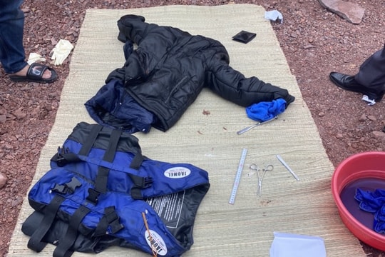 Tìm tung tích nạn nhân dạt vào bờ biển Nghệ An