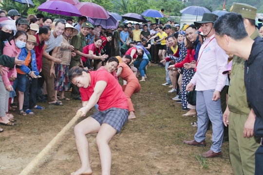 Người dân xã vùng biên Nghệ An đội mưa cổ vũ thi đấu kéo co