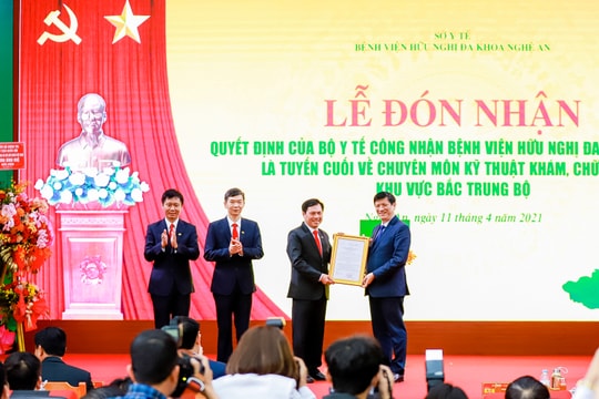 Công bố Quyết định Bệnh viện HNĐK Nghệ An là tuyến cuối khám chữa bệnh khu vực Bắc Trung bộ