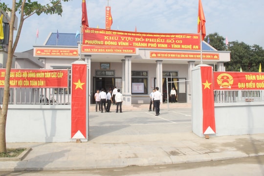 Chủ tịch Ủy ban Bầu cử tỉnh kiểm tra công tác bầu cử tại thành phố Vinh