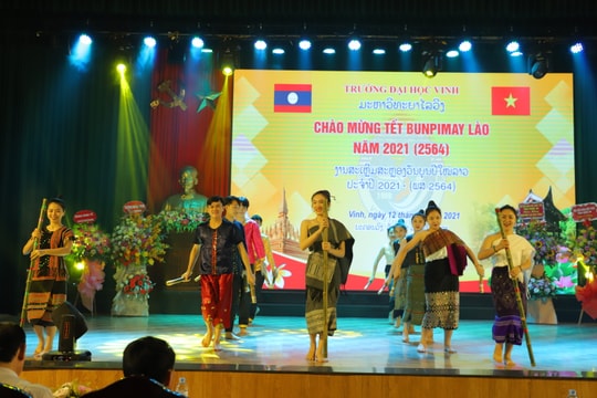 Lưu học sinh Lào ở Nghệ An tưng bừng đón Tết truyền thống