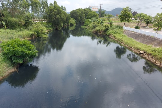 Nước kênh Nhà Lê ở Nghệ An đổi màu đen kịt, hôi thối nồng nặc