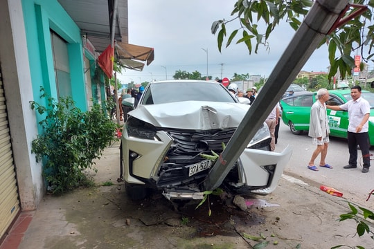 Nghệ An: Va chạm với Lexus, 2 tài xế xe máy bị kéo lê gần 100m