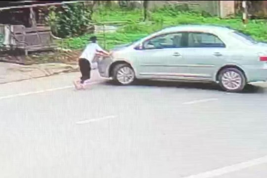 Thót tim cảnh cháu bé đuổi theo xe ô tô kẻ cướp giật ở Nghệ An