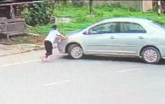 Camera quay cảnh bé gái chặn đầu xe ô tô đang chạy để đòi tiền cướp thùng bia