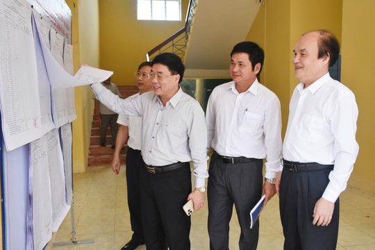 Đồng chí Nguyễn Văn Thông kiểm tra công tác bầu cử tại huyện Quỳ Châu