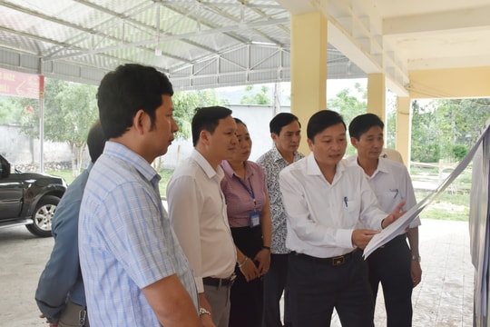 Phó Chủ tịch Thường trực UBND tỉnh kiểm tra công tác bầu cử tại huyện Quế Phong