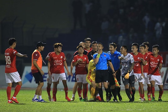  Văn Hậu nhận sự quan tâm đặc biệt của HLV Park; Trọng tài Nguyễn Viết Duẩn bị phản ứng mạnh