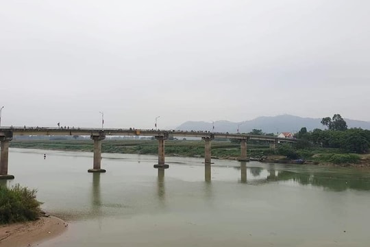 Vớt thi thể nữ sinh nghi nhảy cầu tự tử ở Nam Đàn 