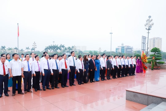 HĐND tỉnh Nghệ An dâng hoa tưởng niệm Chủ tịch Hồ Chí Minh