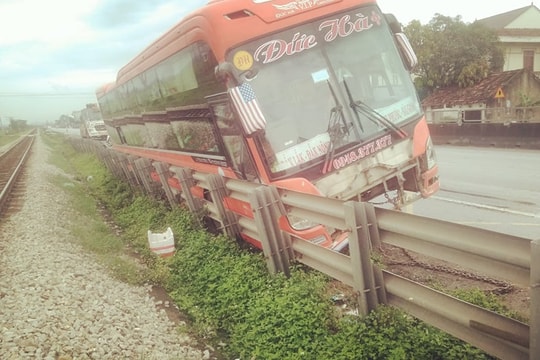 Xe giường nằm lao vào hộ lan đường sắt trên Quốc lộ 1A