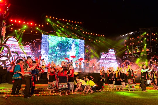 Kỷ niệm Ngày Văn hóa các dân tộc Việt Nam; 90 năm Ngày thành lập Chi bộ Đảng đầu tiên ở miền Tây 