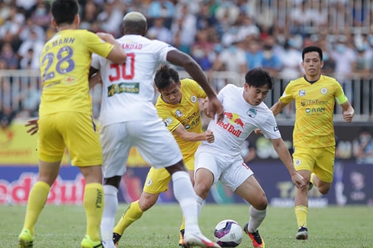 Kiatisak: ‘Vượt qua Hà Nội, HAGL đã viết một trang sử mới’; Văn Lâm nói gì khi ra mắt Cerezo Osaka?