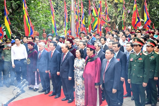 Chủ tịch nước Nguyễn Xuân Phúc dâng hương tưởng nhớ các Vua Hùng