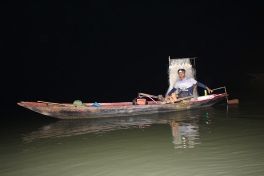 Thâu đêm 'trôi lưới' bắt cá vên ngược nước trên sông Lam
