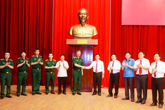 Bộ Tư lệnh Bảo vệ Lăng Chủ tịch Hồ Chí Minh trao tặng tỉnh Nghệ An tượng Bác Hồ