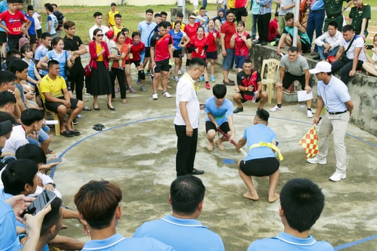 Vận động viên dân tộc thiểu số ở Nghệ An tranh tài đi cà kheo, tung còn, kéo co...