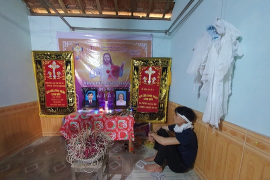 Gần 20 triệu đồng của bạn đọc Báo Nghệ An đến với 2 chị em cùng lúc mất cả bố lẫn mẹ 