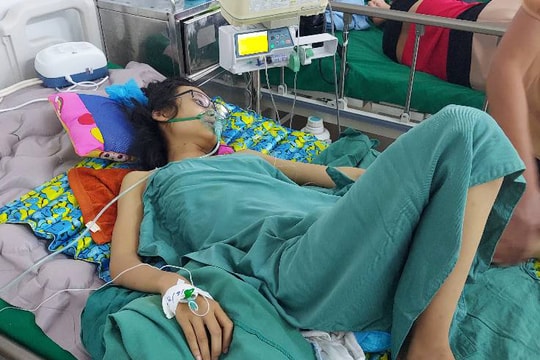 Gia cảnh khó khăn của nữ sinh bị bồn nước đè dập phổi, gãy xương đùi