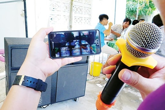Nam thanh niên 17 tuổi thiệt mạng vì giành hát karaoke