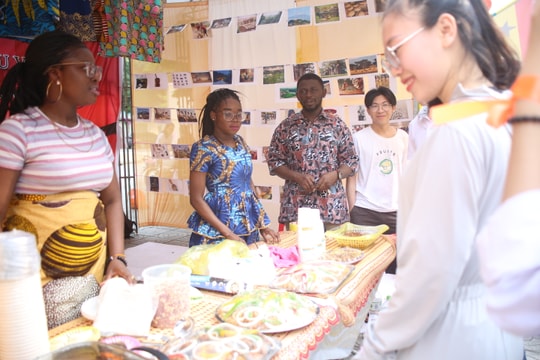 Rực rỡ ngày hội sắc màu tại Trường Đại học Vinh