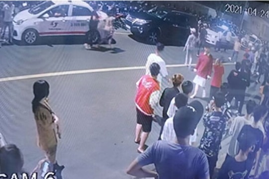 Hỗn chiến trước quán bar, một người chết