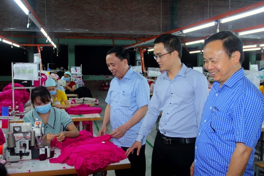 Tìm hướng tháo gỡ khó khăn cho doanh nghiệp dệt may ở Nghệ An