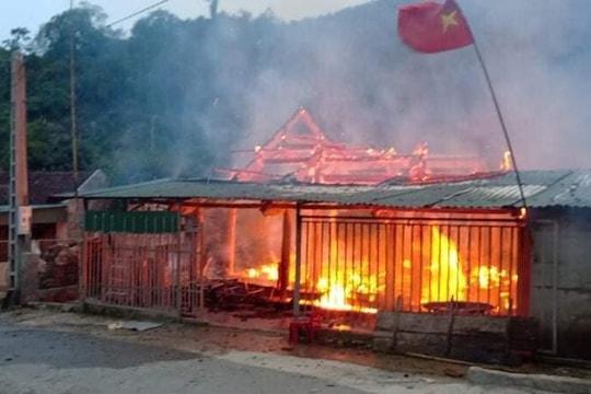 Hỏa hoạn thiêu rụi ngôi nhà gỗ 3 gian cùng nhiều tài sản