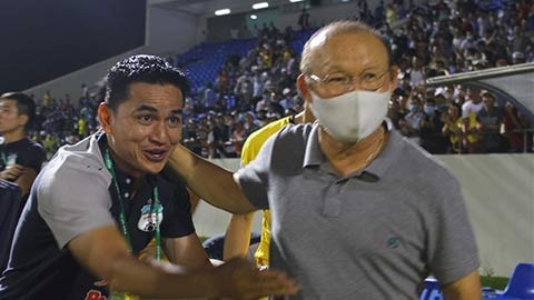 'Kiatisak không copy chiến thuật của HLV Park'; Lộ lý do Công Phượng, Xuân Trường ngồi ghế dự bị