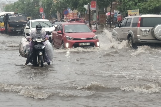 Nhiều tuyến đường tại Nghệ An bị ngập sâu sau mưa lớn