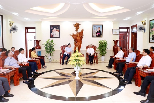 Đoàn công tác tỉnh Nghệ An làm việc với Tòa giám mục Giáo phận Vinh về công tác bầu cử