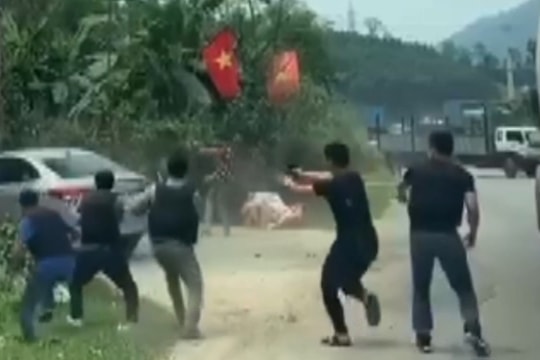 Video cảnh sát rượt đuổi kẻ vận chuyển 6kg 'hàng đá' và 4 bánh 'hàng trắng'