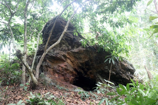 Kỳ thú hòn đá Ông Đùng với dấu chân khổng lồ ở Nghệ An