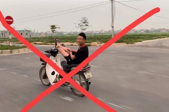 Triệu tập nam thanh niên dùng chân điều khiển xe máy ở Nghệ An