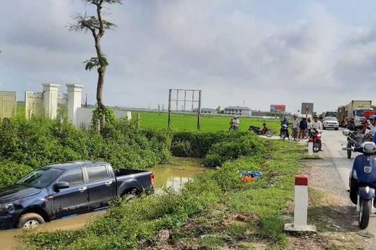 Tránh cán qua người cụ ông, xe bán tải lao xuống mương nước bên Quốc lộ 1A