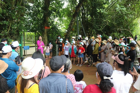 Du khách về thăm quê Bác tuân thủ các biện pháp phòng dịch