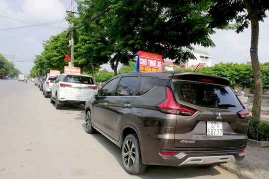 Xe tự lái 'nằm dài' chờ khách dịp nghỉ lễ