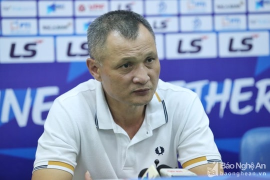 Chủ tịch CLB Sông Lam Nghệ An Nguyễn Hồng Thanh và HLV Ngô Quang Trường từ chức