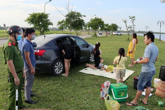 Thành phố Vinh: Bất chấp khuyến cáo phòng dịch, nhiều nhóm người vẫn tụ tập tại hồ điều hòa 