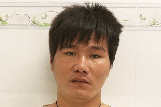 Nổ súng khống chế kẻ cầm dao chống trả công an