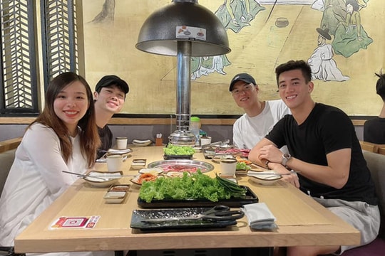 Công Phượng đưa vợ bầu đi ăn cùng Tiến Linh