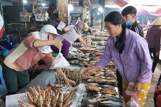 Chợ quê Nghệ An hải sản đông nghịt khách, hàng thịt lợn vắng teo những ngày nghỉ lễ