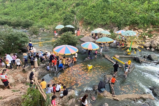 Nhiều người dân thờ ơ với khuyến cáo phòng, chống dịch tại điểm du lịch sinh thái 