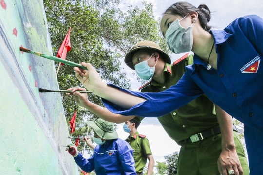Đoàn viên thanh niên vùng cao Nghệ An 'hô biến' ta luy dương thành tác phẩm cổ động bầu cử
