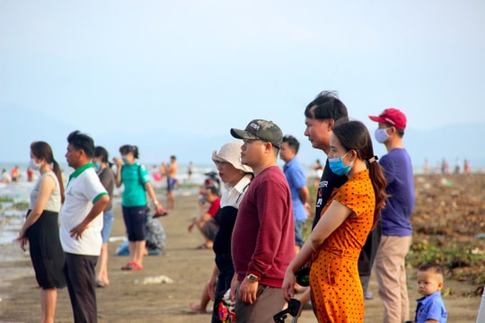 Nghệ An: Nhiều người không đeo khẩu trang phòng dịch tại điểm du lịch biển Diễn Thành