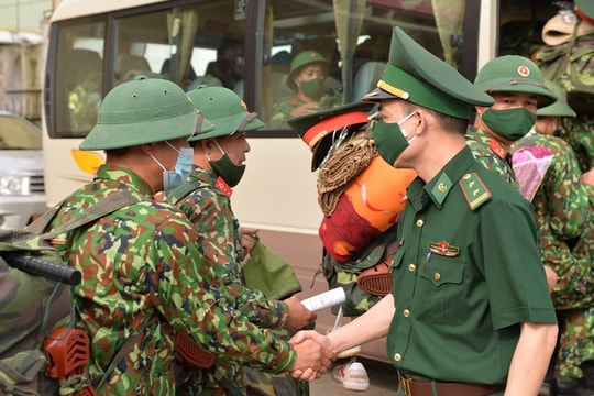 Video: Bộ CHQS tỉnh Nghệ An 'tiếp viện' tuyến biên giới phòng chống dịch Covid-19