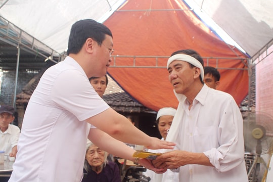 Chủ tịch UBND tỉnh Nghệ An thăm hỏi, động viên gia đình sinh viên quên mình cứu bạn