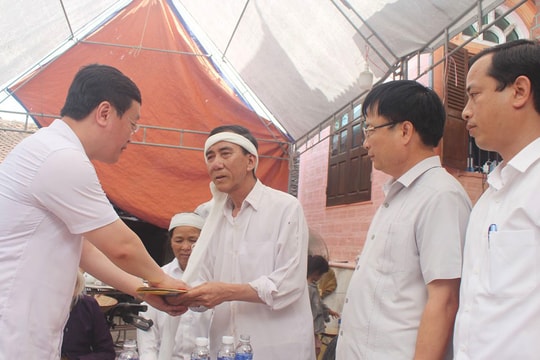 Video: Chủ tịch UBND tỉnh Nghệ An thăm hỏi, động viên gia đình sinh viên quên mình cứu bạn