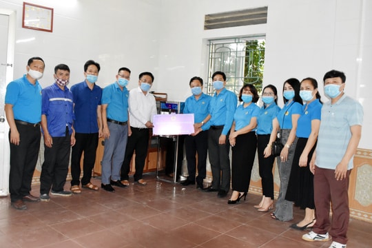 Công đoàn Nghệ An tặng máy lọc nước, quạt cho công nhân 